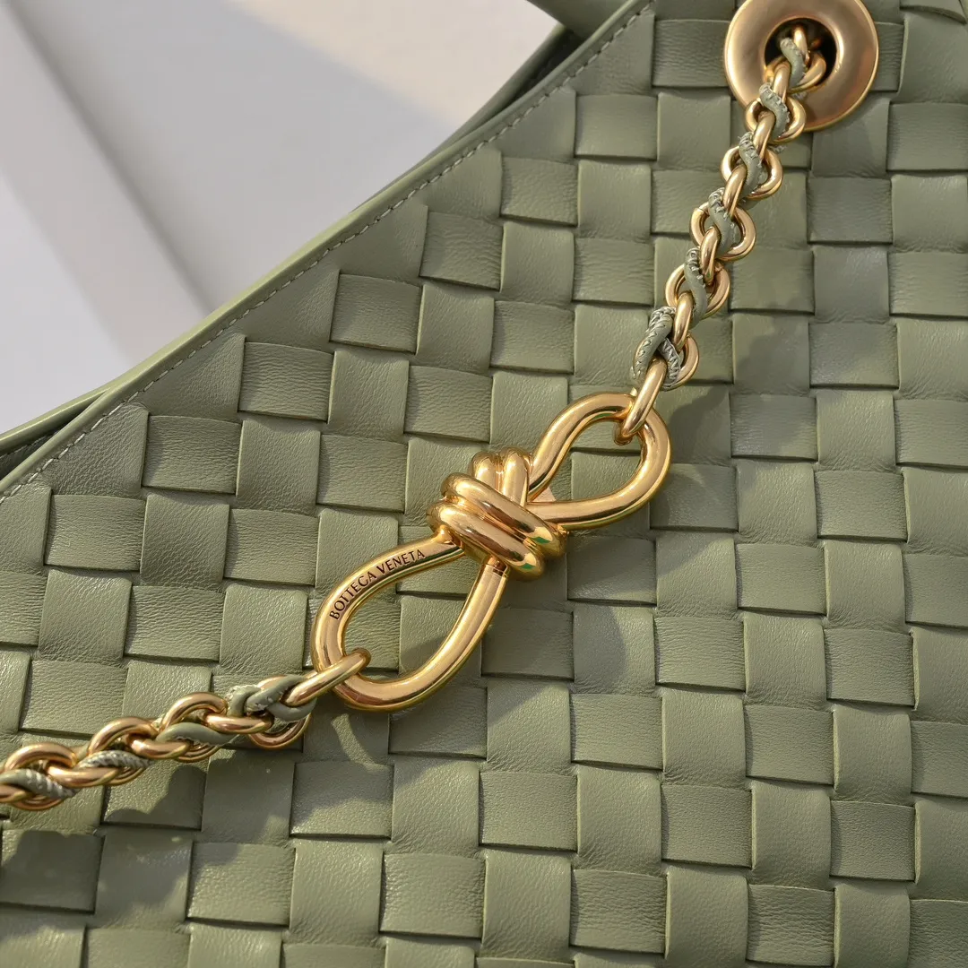 Batch 2460 BOTTEGA VENETA 2024 spring and summer new small ANDIAMO chain bag is also available! 🔥🔥I believe many friends have been waiting for a long time. The metallic chain adds a touch of sophistication to the original softness and elegance of Andiamo. The collision of classic craftsmanship and elegance creates a different kind of beauty. Style number: 6009 Size: 32*24*12cm